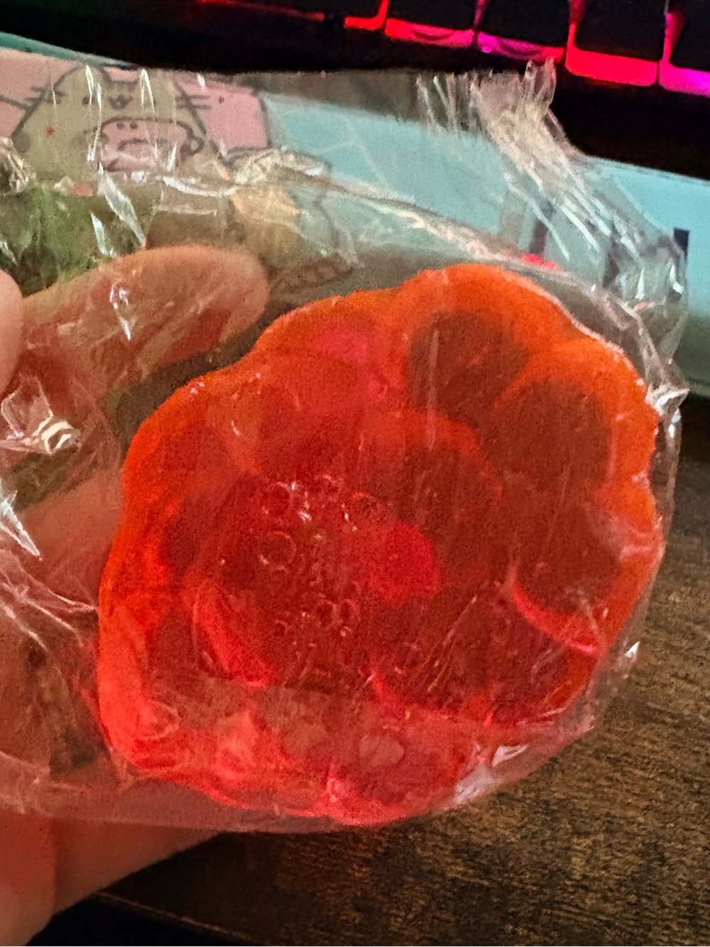 Lush Raspberry Shower Gummy - Picture 2 of 3